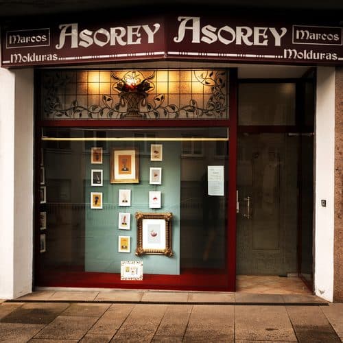 Fachada y escaparate de la tienda de marcos Cuadros Asorey en Santiago de Compostela