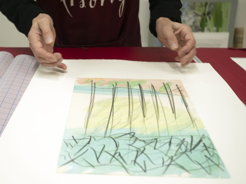 Montaje manual de una lámina antes de enmarcarla en el taller de Santiago de Compostela