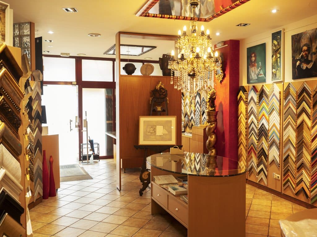 Interior de la tienda de enmarcaciones a medida de Cuadros Asorey en Santiago de Compostela