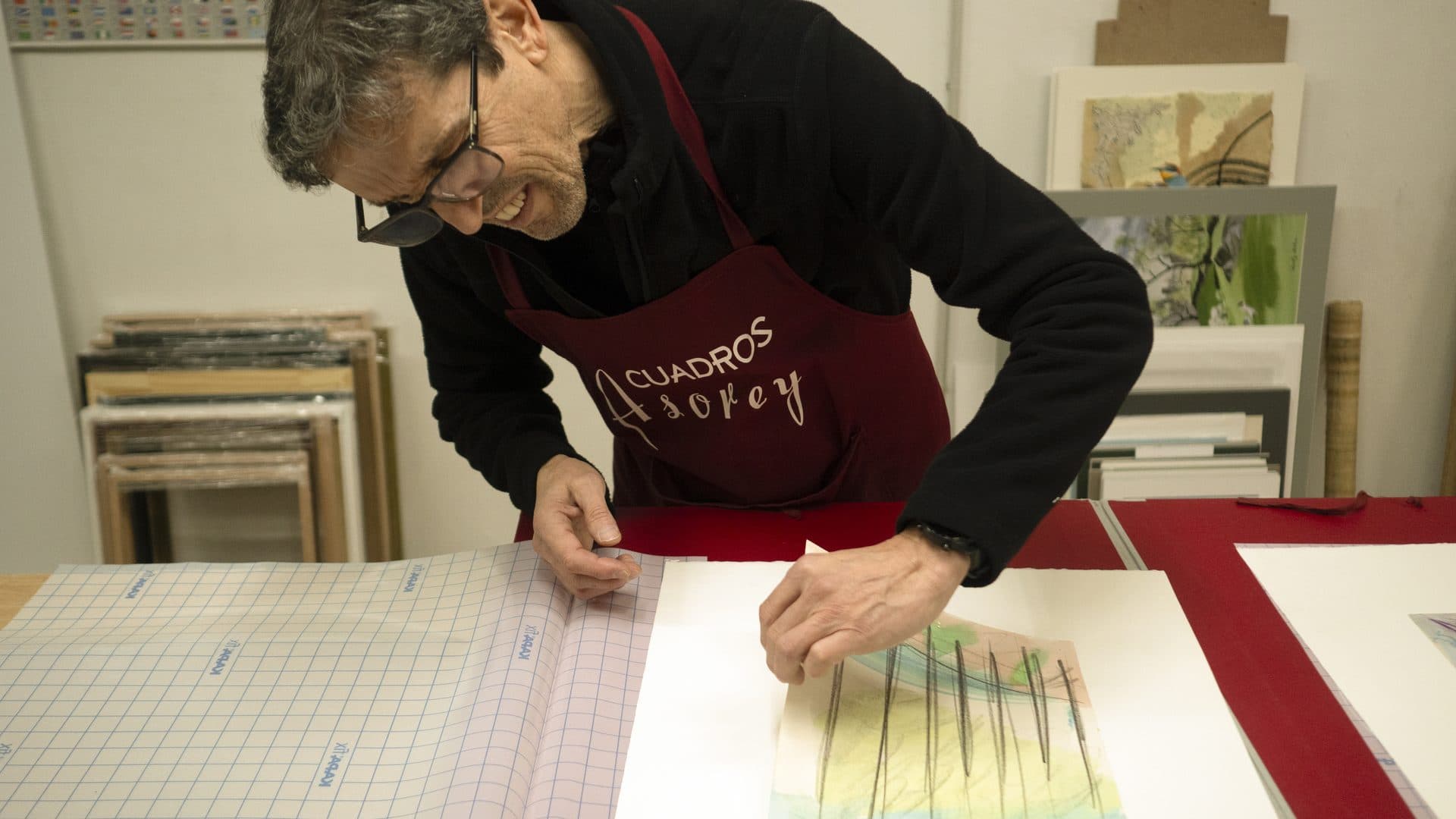 Montaje de una obra en el taller de enmarcación de Cuadros Asorey en Santiago