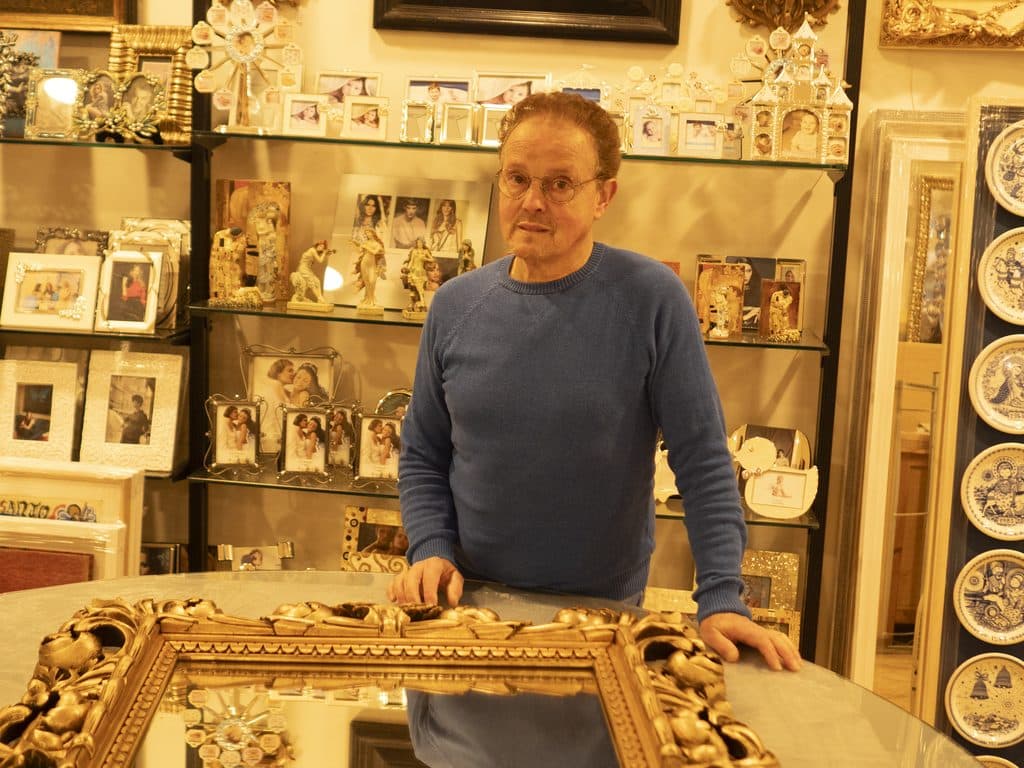 Marco de artesanía tallado en pan de oro elaborado en Santiago de Compostela