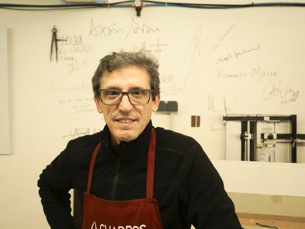Profesional de Cuadros Asorey en el taller de enmarcación de Santiago