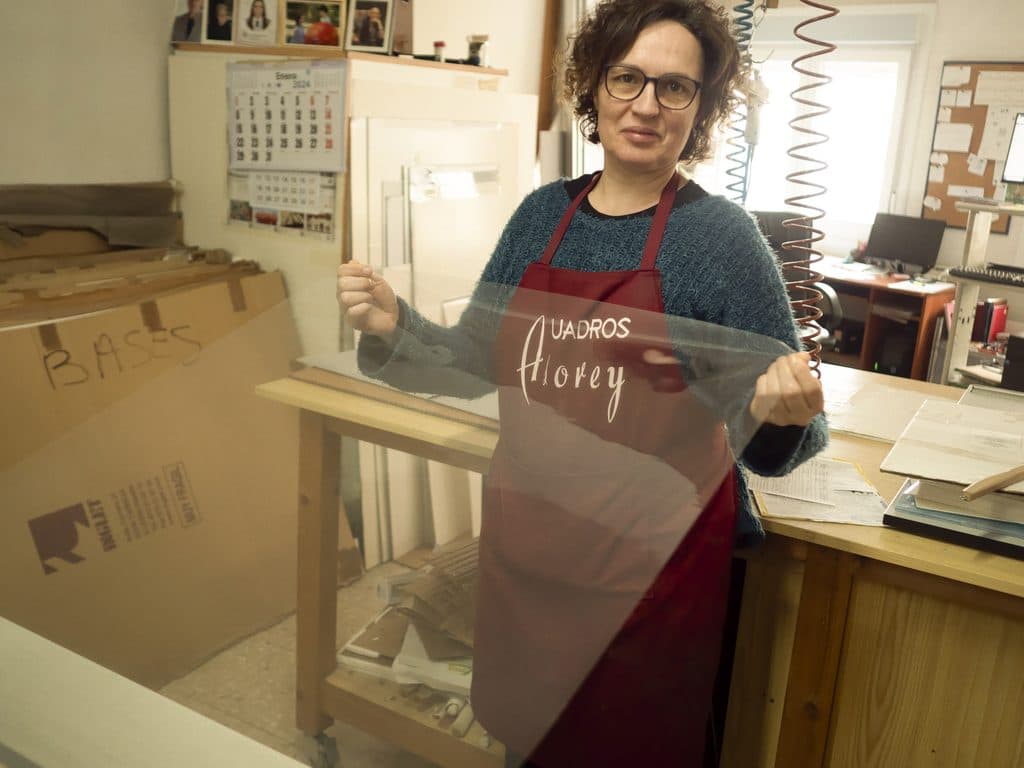 Manipulación del cristal para una enmarcación en el taller de Santiago