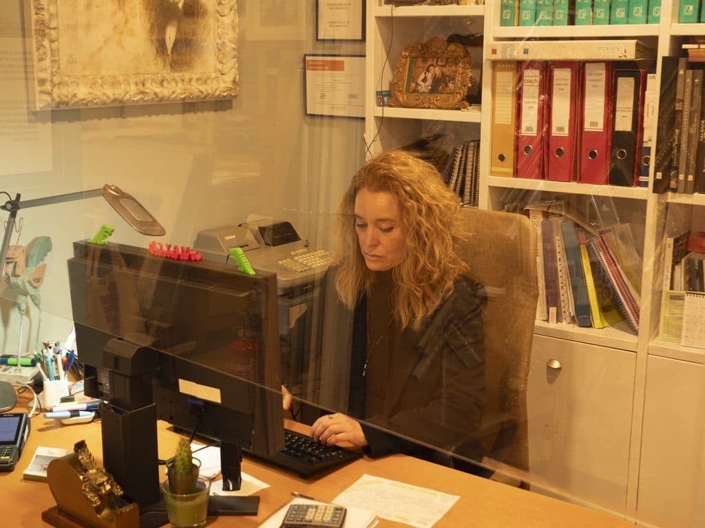 Trabajo de precisión en el taller de marcos a medida de Santiago de Compostela
