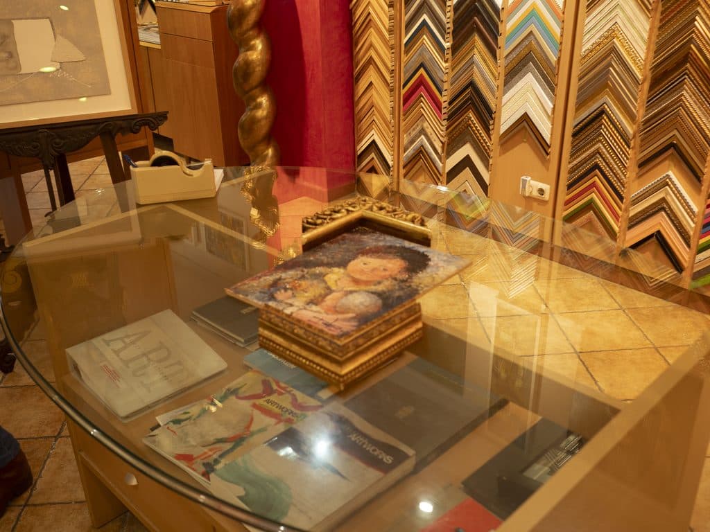 Exposición de cuadros y marcos en la tienda de Cuadros Asorey en Santiago