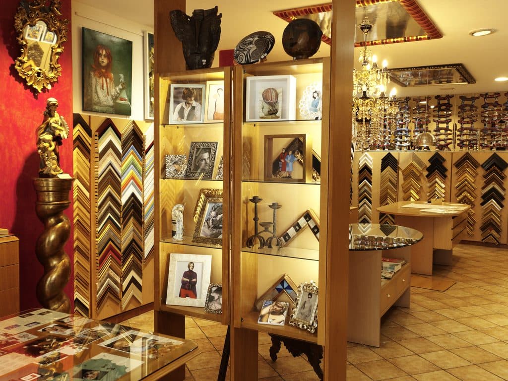 Exposición y muestrario de molduras de la tienda de marcos de Santiago de Compostela
