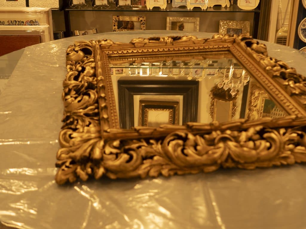 Marco dorado de artesanía terminado en el taller de Santiago