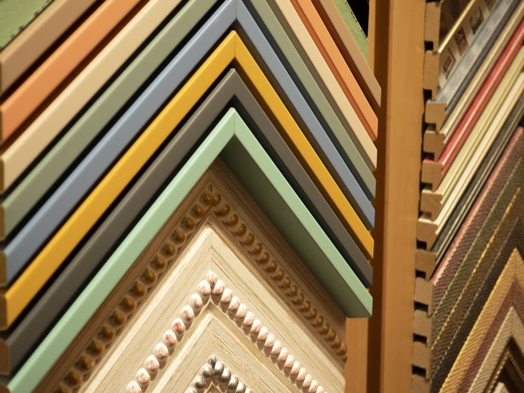 Muestrario de molduras de colores para marcos a medida en Santiago